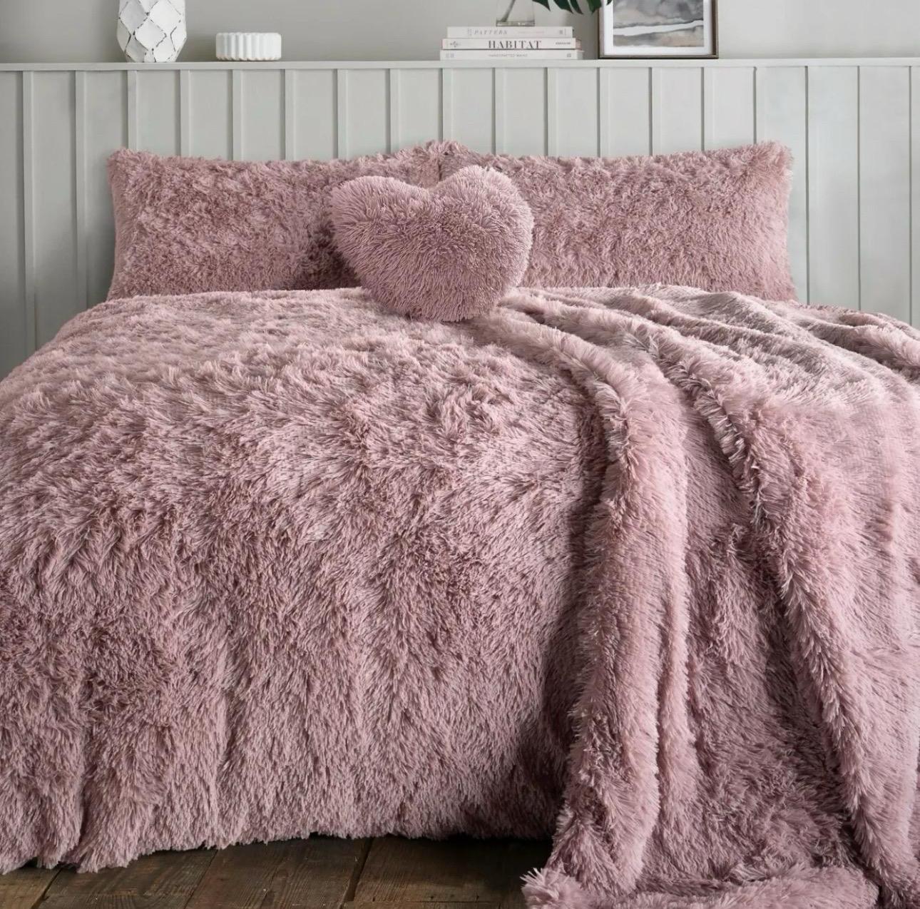 4B Alaska Long Fur Duvet Cover – Premium Teddy Fleece Bedding Available in Four Sizes – Soft, Cozy & Fluffy. Easy Care and Stylish Home Décor Choice.