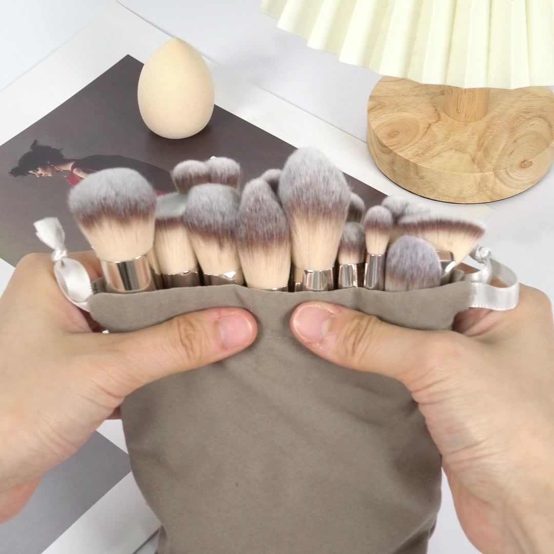 18-pack Professional Makeup Brush Set Including a Velvet Bag And a Medium-Sized Beauty Sponge. Features Soft Bristles for Foundation, Eyeshadow, Blending, Concealer, And Eyeliner Brushes. A Skin-Friendly Puff Combination, Per