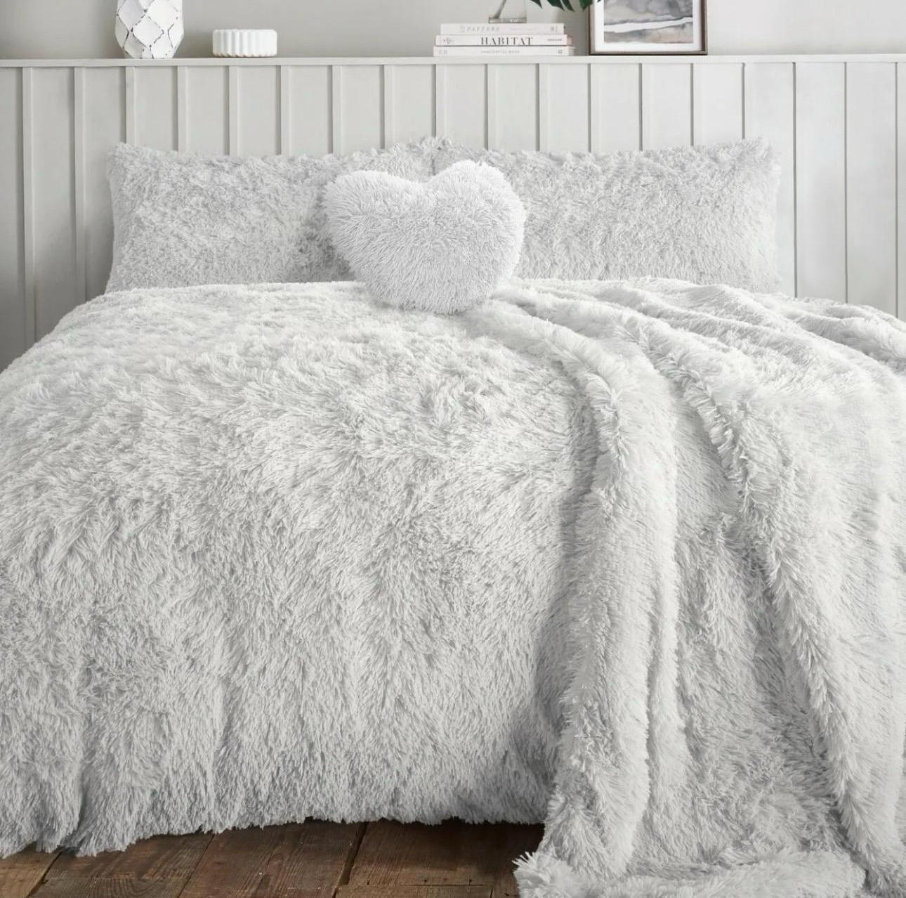 4B Alaska Long Fur Duvet Cover – Premium Teddy Fleece Bedding Available in Four Sizes – Soft, Cozy & Fluffy. Easy Care and Stylish Home Décor Choice.