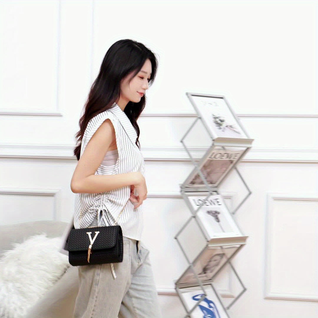 Women's Elegant Crossbody Bag with Golden-Tone Hardware – Magnetic Closure, Tassel Accent, and Chain Strap for a Sophisticated Look